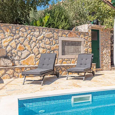 2 Bedroom Beautiful In Milinkovica Holiday home Jarebinjak