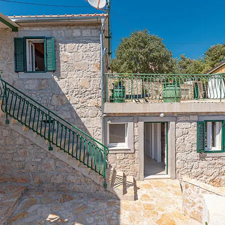 2 Bedroom Beautiful In Milinkovica Vezac