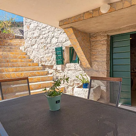 2 Bedroom Beautiful In Milinkovica Vezac