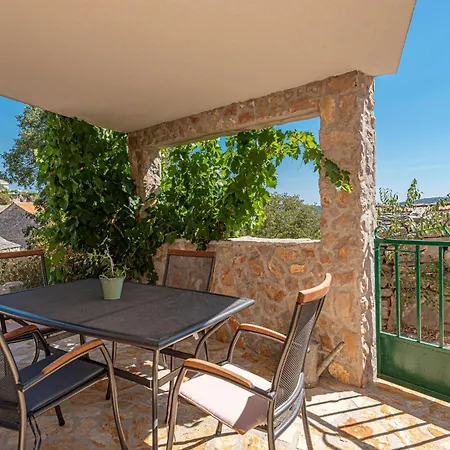 2 Bedroom Beautiful In Milinkovica Vezac