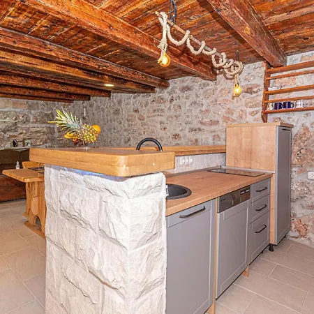 2 Bedroom Beautiful In Milinkovica Jarebinjak