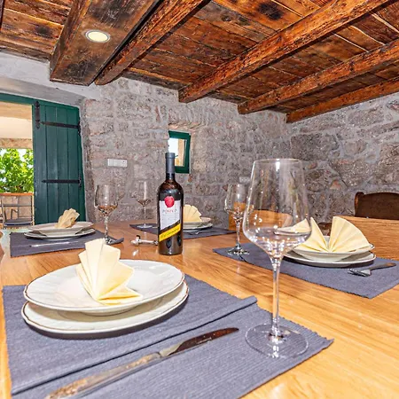 2 Bedroom Beautiful In Milinkovica Casa de Férias *