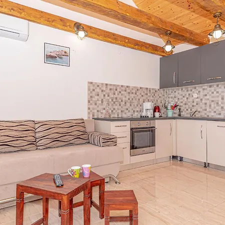 2 Bedroom Beautiful In Milinkovica Holiday home Jarebinjak