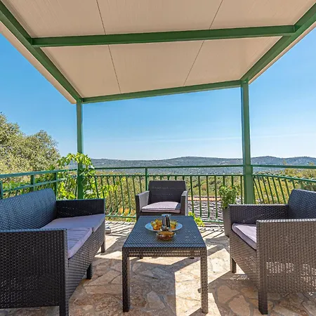 2 Bedroom Beautiful In Milinkovica