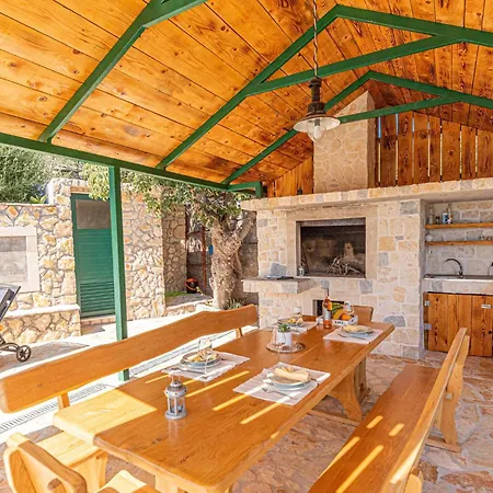 2 Bedroom Beautiful In Milinkovica Casa de Férias Vezac