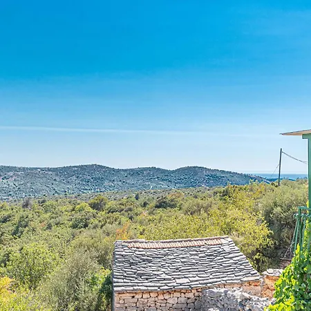 2 Bedroom Beautiful In Milinkovica Holiday home