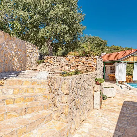 2 Bedroom Beautiful In Milinkovica Casa de Férias Vezac