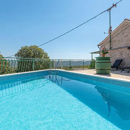 Holiday home 2 Bedroom Beautiful In Milinkovica