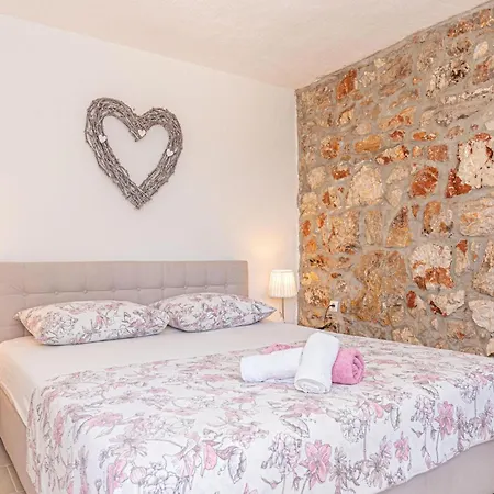 2 Bedroom Beautiful In Milinkovica Casa de Férias