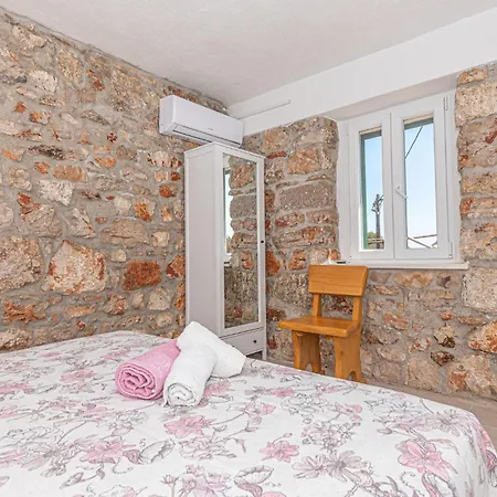 2 Bedroom Beautiful In Milinkovica Casa vacanze