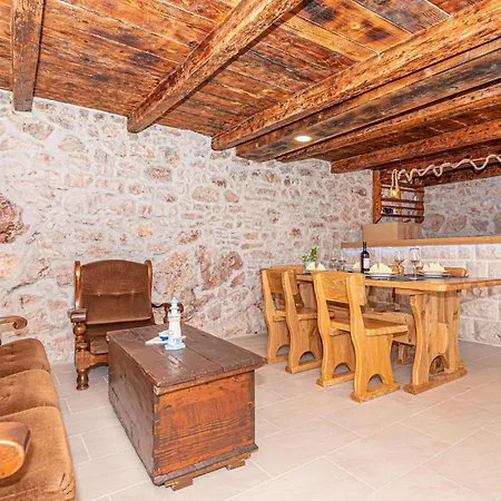 2 Bedroom Beautiful In Milinkovica Casa de Férias *