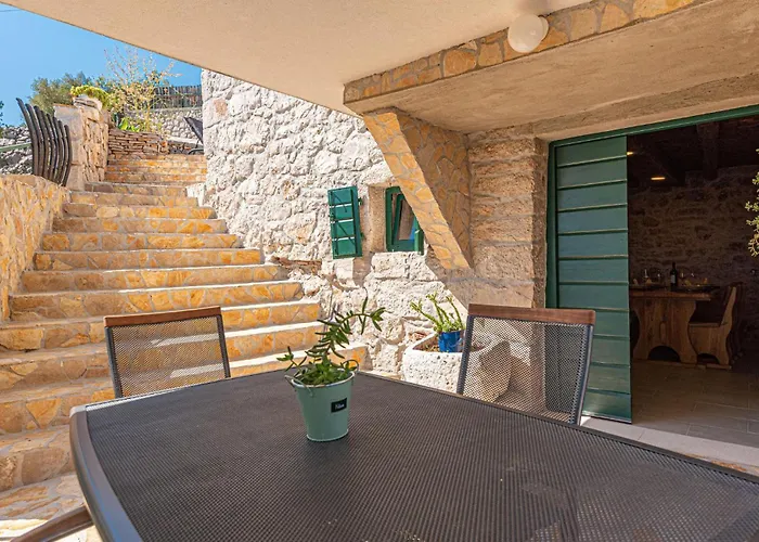 2 Bedroom Beautiful In Milinkovica Jarebinjak