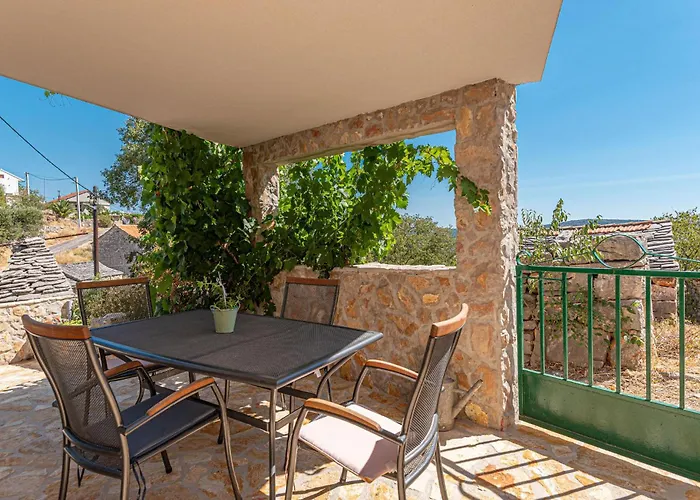 2 Bedroom Beautiful In Milinkovica Jarebinjak