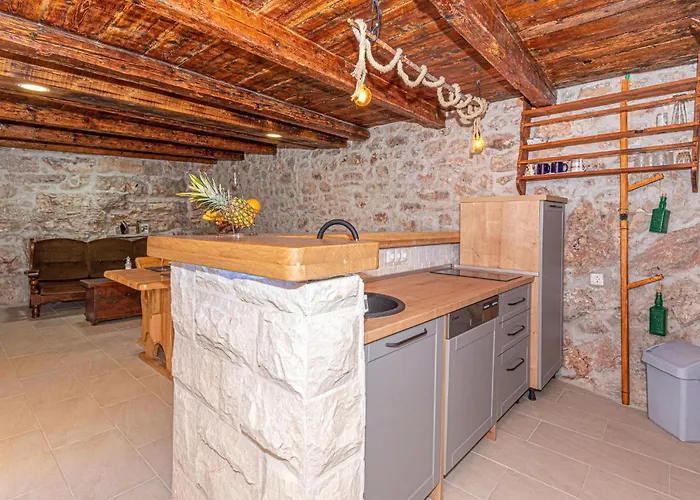 2 Bedroom Beautiful In Milinkovica Jarebinjak