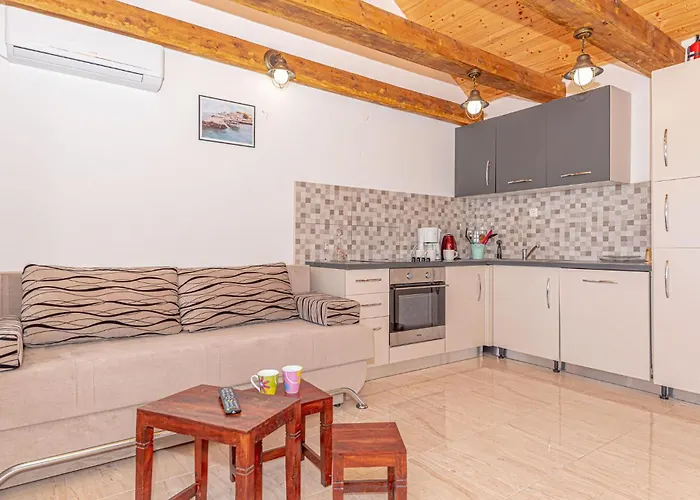 2 Bedroom Beautiful In Milinkovica Vakantiehuis Jarebinjak