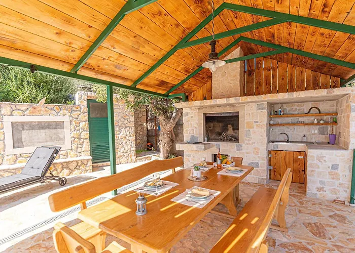 2 Bedroom Beautiful In Milinkovica Vakantiehuis Jarebinjak