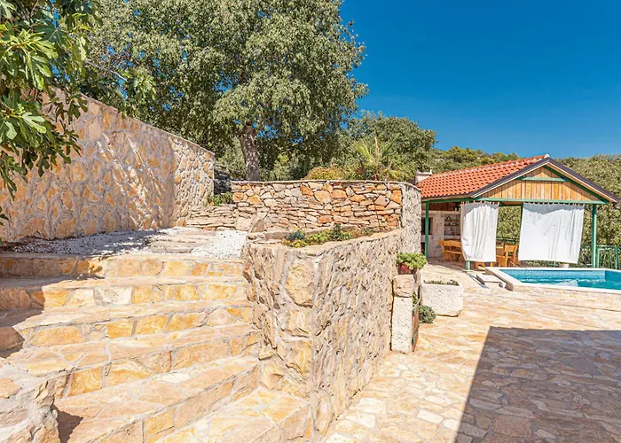 2 Bedroom Beautiful In Milinkovica Vakantiehuis Jarebinjak