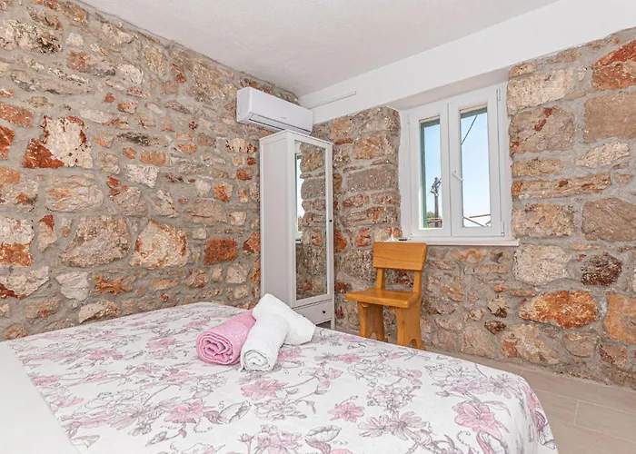 2 Bedroom Beautiful In Milinkovica Vakantiehuis