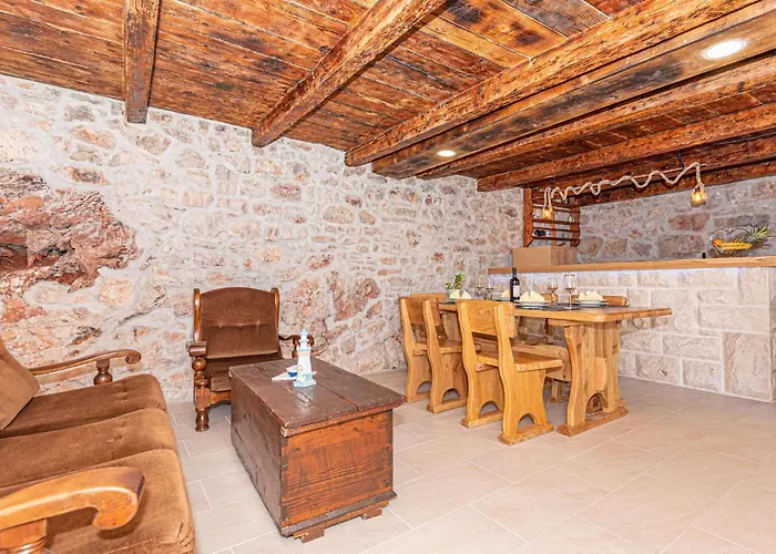 2 Bedroom Beautiful In Milinkovica Vakantiehuis *